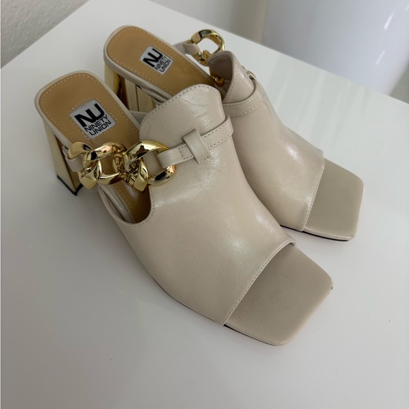 Chic Cream Mules with Gold Chain Detail - Picture 3 of 8